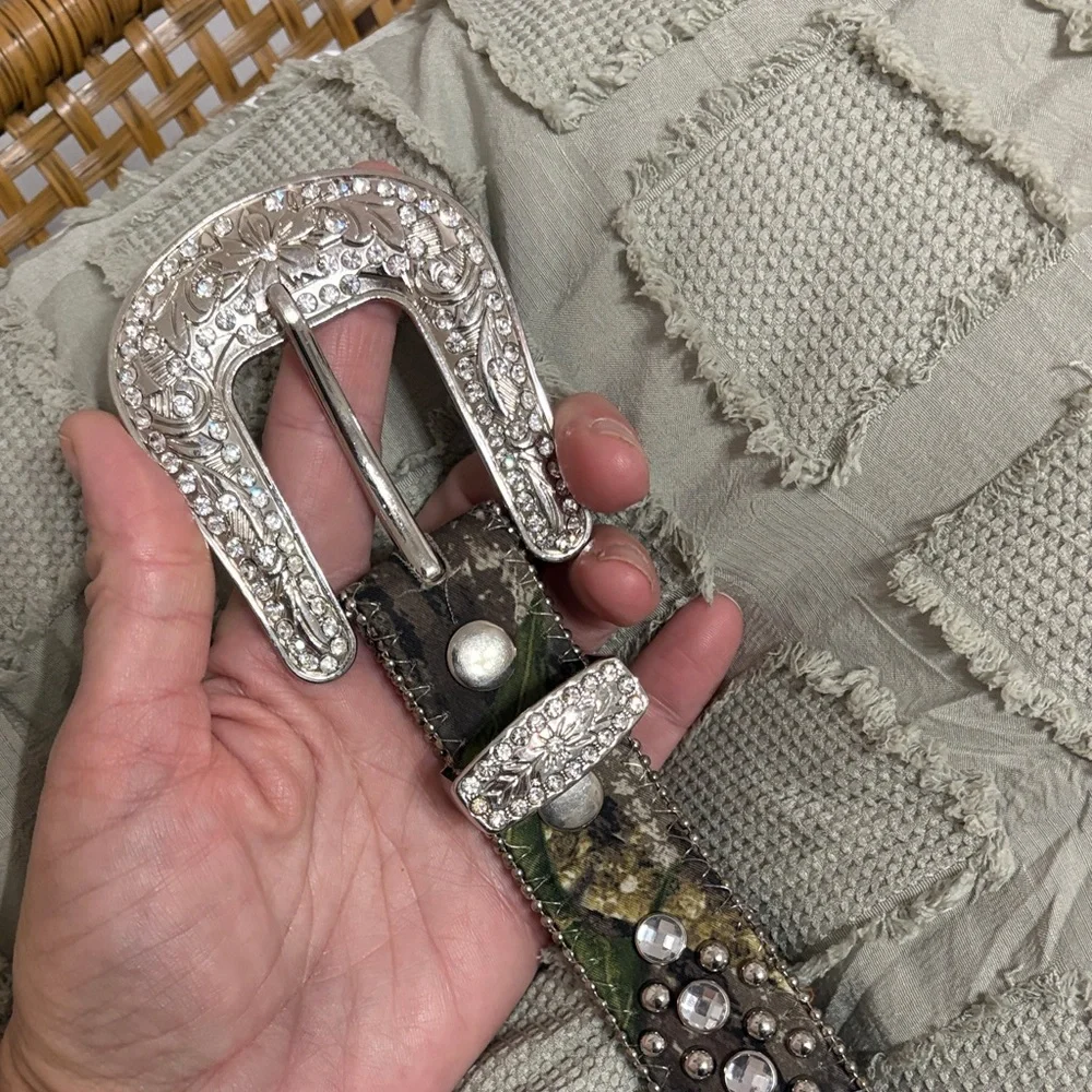 Girls Camo belt w/rhinestones & silver embellishments